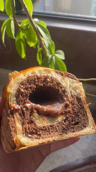 A receita de pão recheado de brigadeiro pronto para o lanche da noite