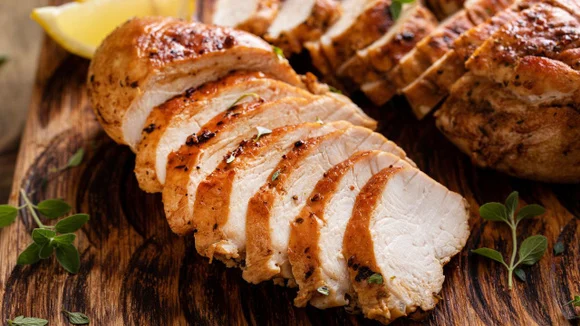 Frango assado dourado, suculento e com pele crocante, pronto para servir