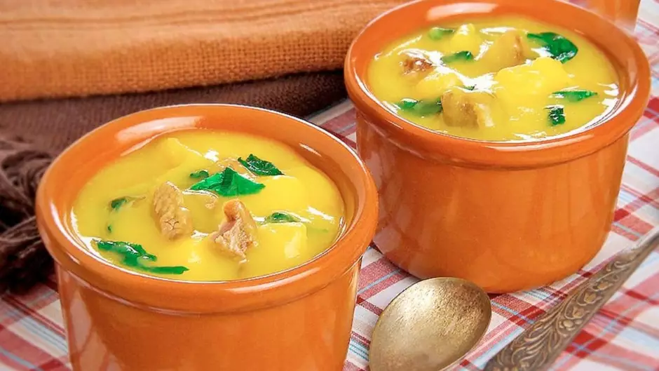 5 caldos quentes para tomar em dias frios