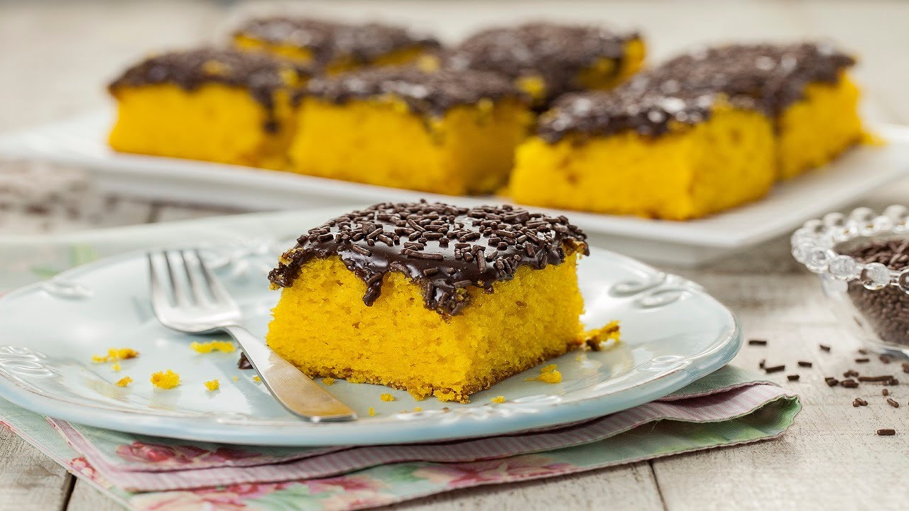 Bolo Simples de Cenoura com Cobertura de Chocolate