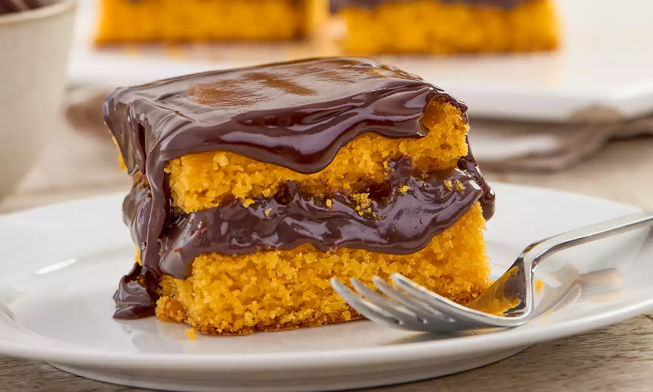 Receita de Bolo de Cenoura com Cobertura de Chocolate Irresistível