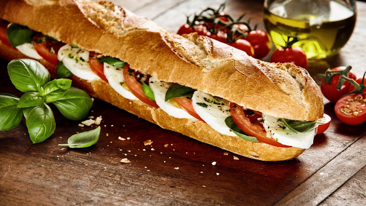 Sanduíche de Lingüiça Calabresa com Pesto de Manjericão